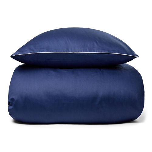 Sengetøy 140x200 cm - 100% bomullssatin - Olga blått sengetøy med pipingkant - Ekstra mykt sengetøysett fra By Borg