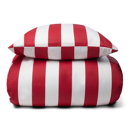 Sengetøy i 100% myk og luksuriøs bomullssateng - 240x220 cm - Vakre rød striper - Nordic Stripe sengesett fra By Night