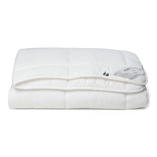 Allergivennlig fiberdyne 140x200 cm - Helårsdyne - Lett fukttransporterende dyne - Nordstrand Home dyne