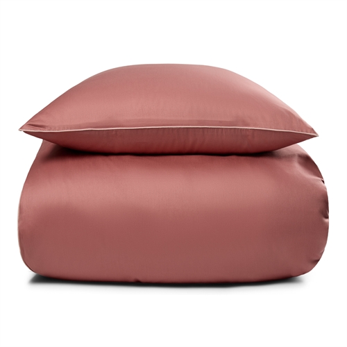 Sengetøy 140x200 cm - 100% bomullssateng - Solid mørk rosa sengetøy med pipingkant - Ekstra mykt sengetøy fra By Borg